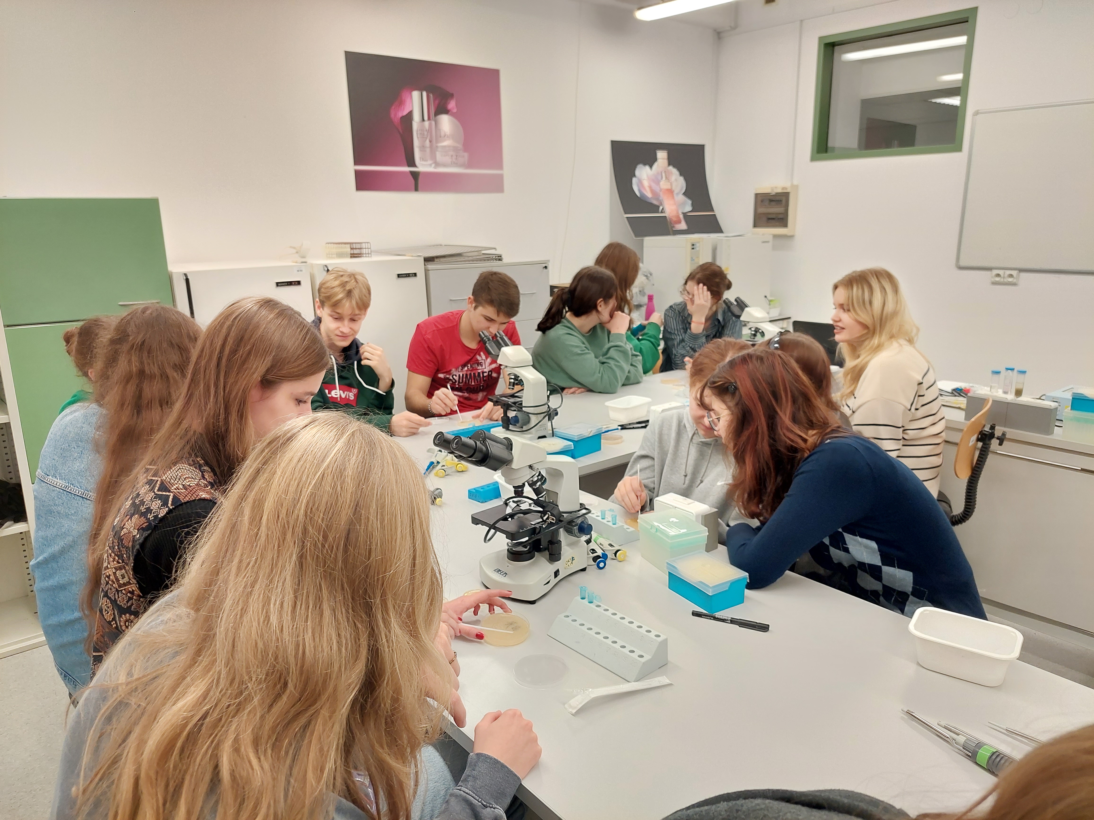 26_10_2022_2B_Biocen_1 Klasa 2B podczas zajęć laboratoryjnych BioCENu na Wydziale Biologii UW