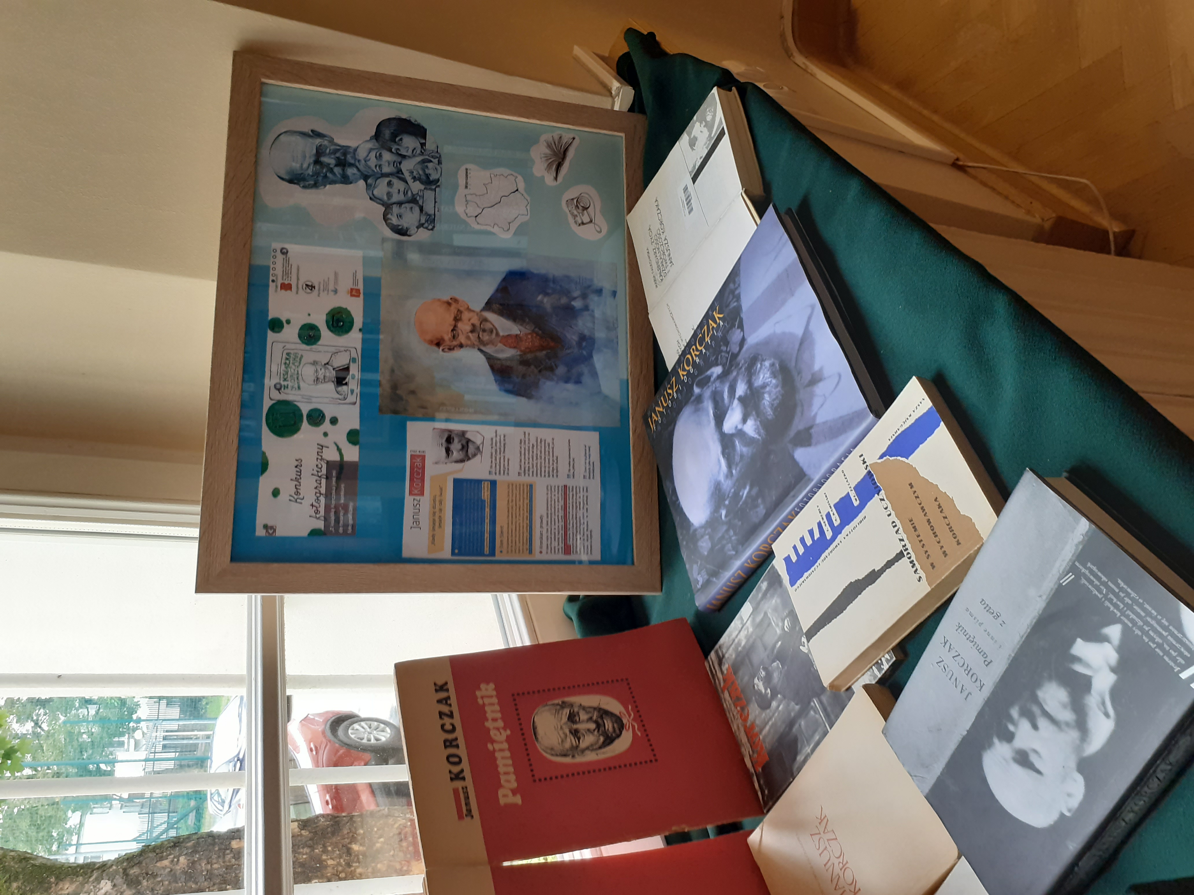 Wystawka w bibliotece  szkolnej. Przedstawia książki Janusza Korczaka dostępne w bibliotece.