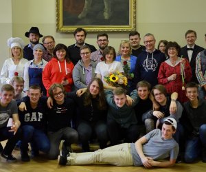Aktorzy oraz ekipa technicznych pod portretem Władysława IV.