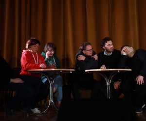 Aktorzy na scenie.