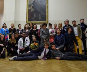 zdjęcie aktorów i ekipy technicznej wykonane po przedstawieniu