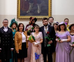 Wszyscy aktorzy pod portretem Władysława z Panią Dyrektor